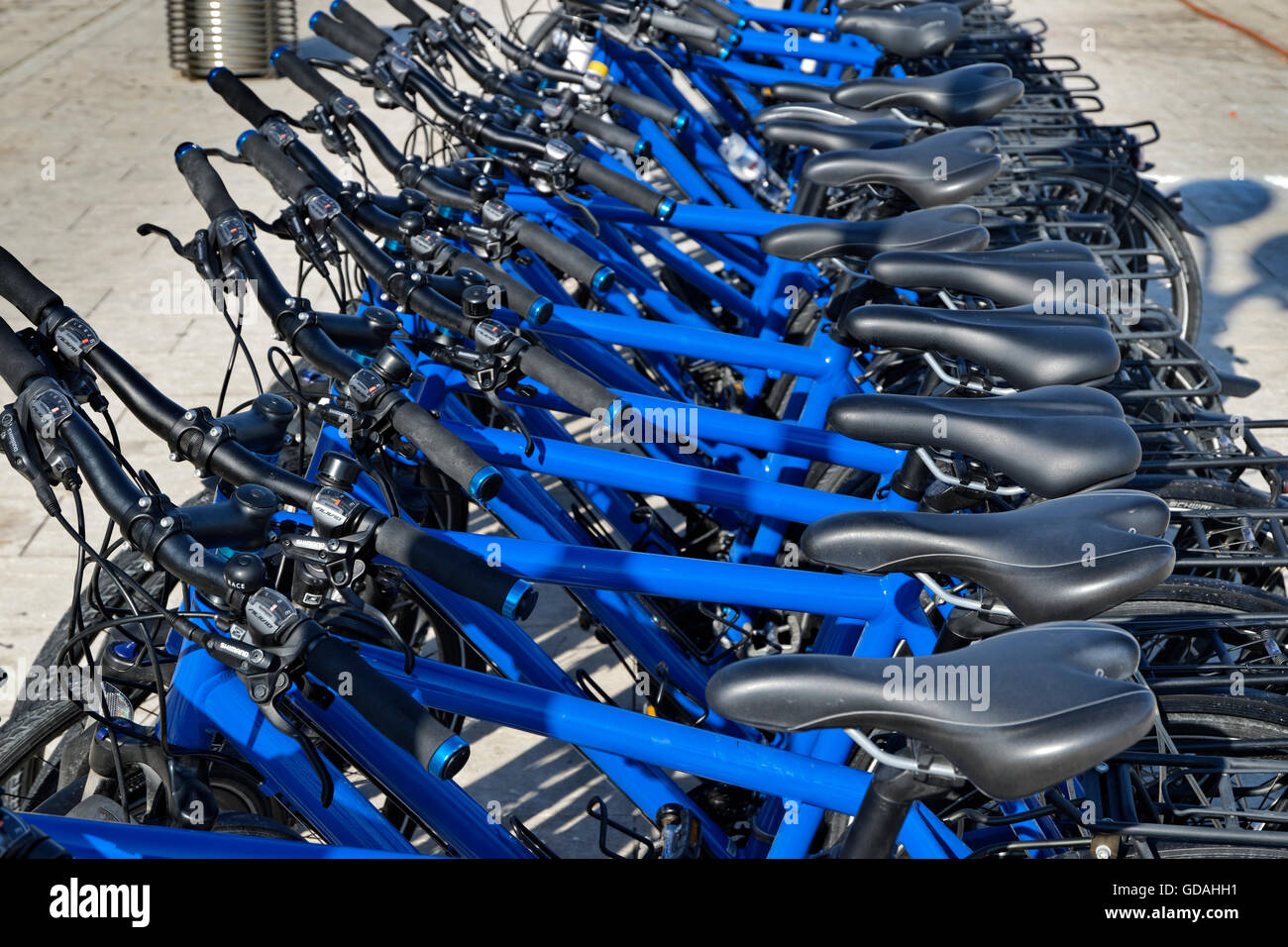 Fahrräder in Trogir in Kroatien, Adria. Stockfoto