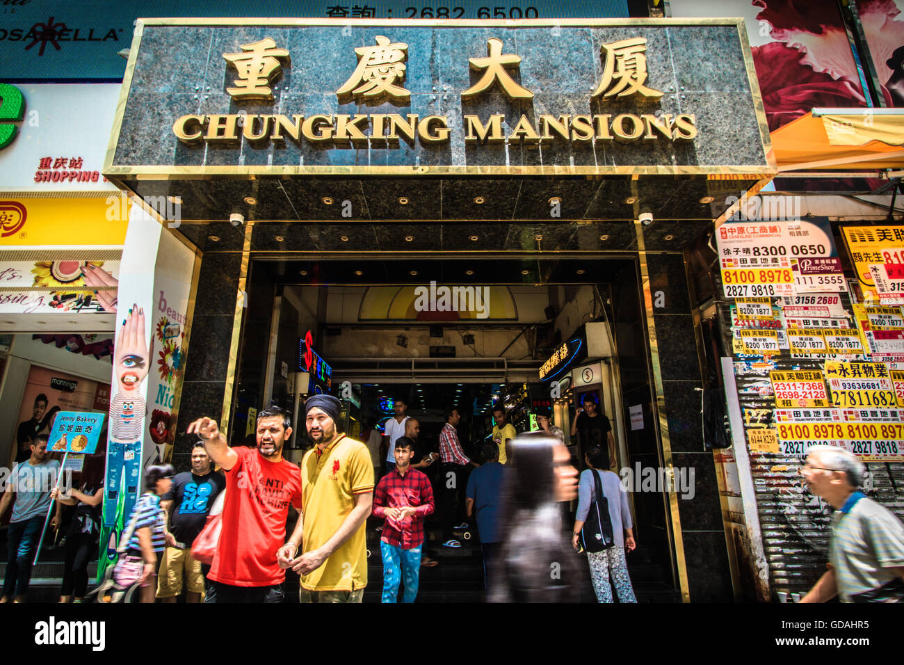 Haupteingang der Chungking Mansions, wo die Kulturen auf den Straßen von Hongkong zusammentreffen – Tsim Sha Tsui, Hongkong Stockfoto