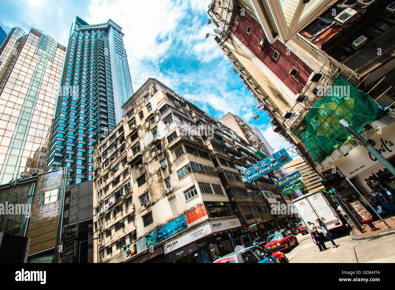 Tsim Sha Tsui's Evolving Landscape: Eine Mischung aus Alt und Moderne in einer Kreuzung - Tsim Sha Tsui, Kowloon, Hongkong Stockfoto