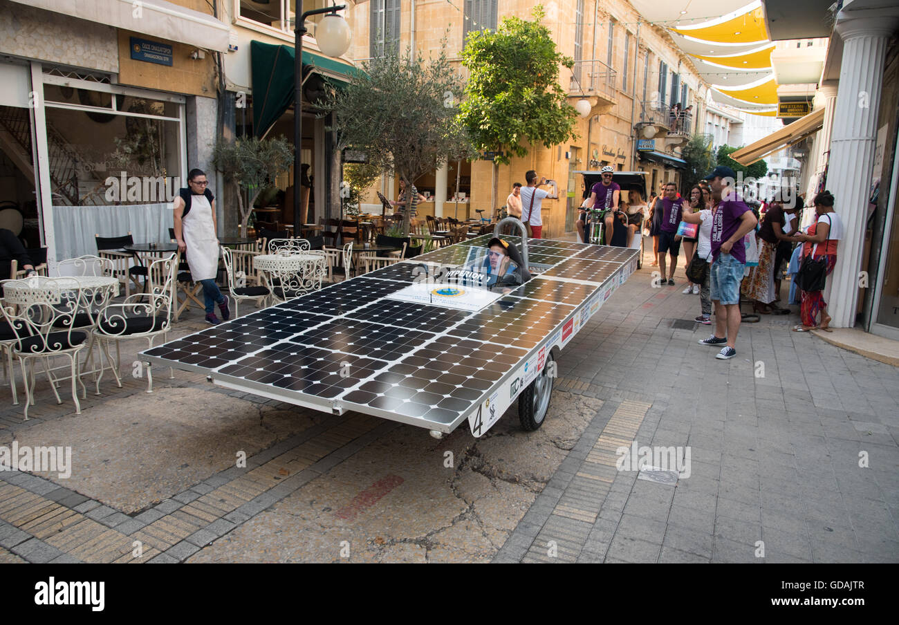 Solarbetriebene Autos paradieren um Menschen für die Vorteile des Einsatzes von erneuerbaren Energien zu wecken. Stockfoto