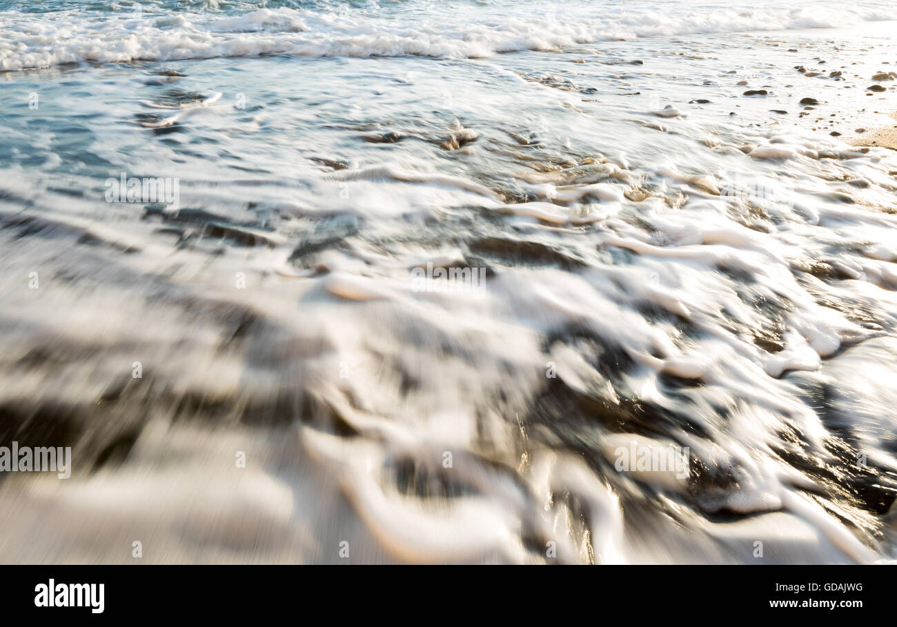 Wellen des Meeres Wasser Langzeitbelichtung erstellen einen schönen weichen milchigen weißen Hintergrund Stockfoto