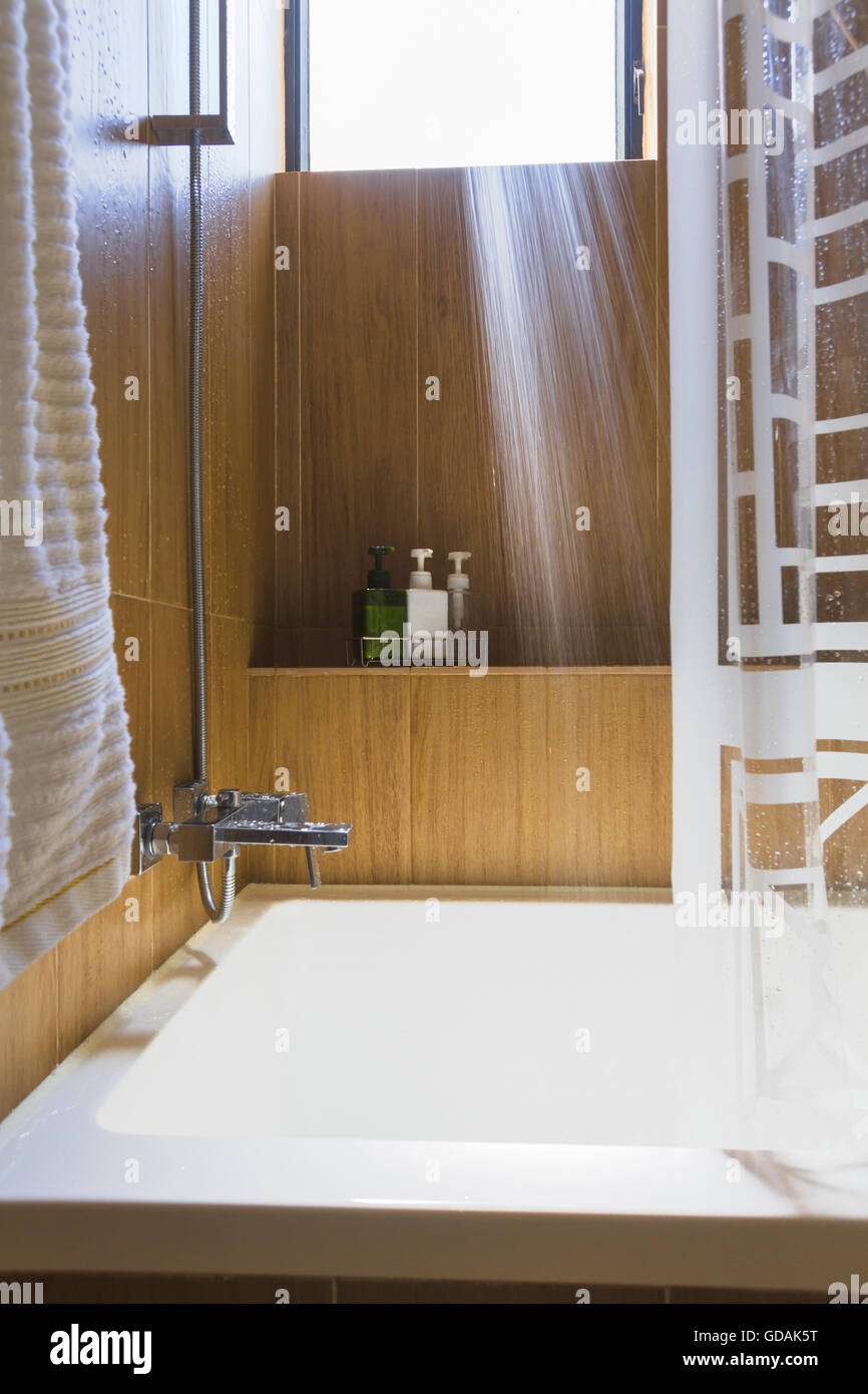 Modernes Bad mit laufender Dusche Stockfoto