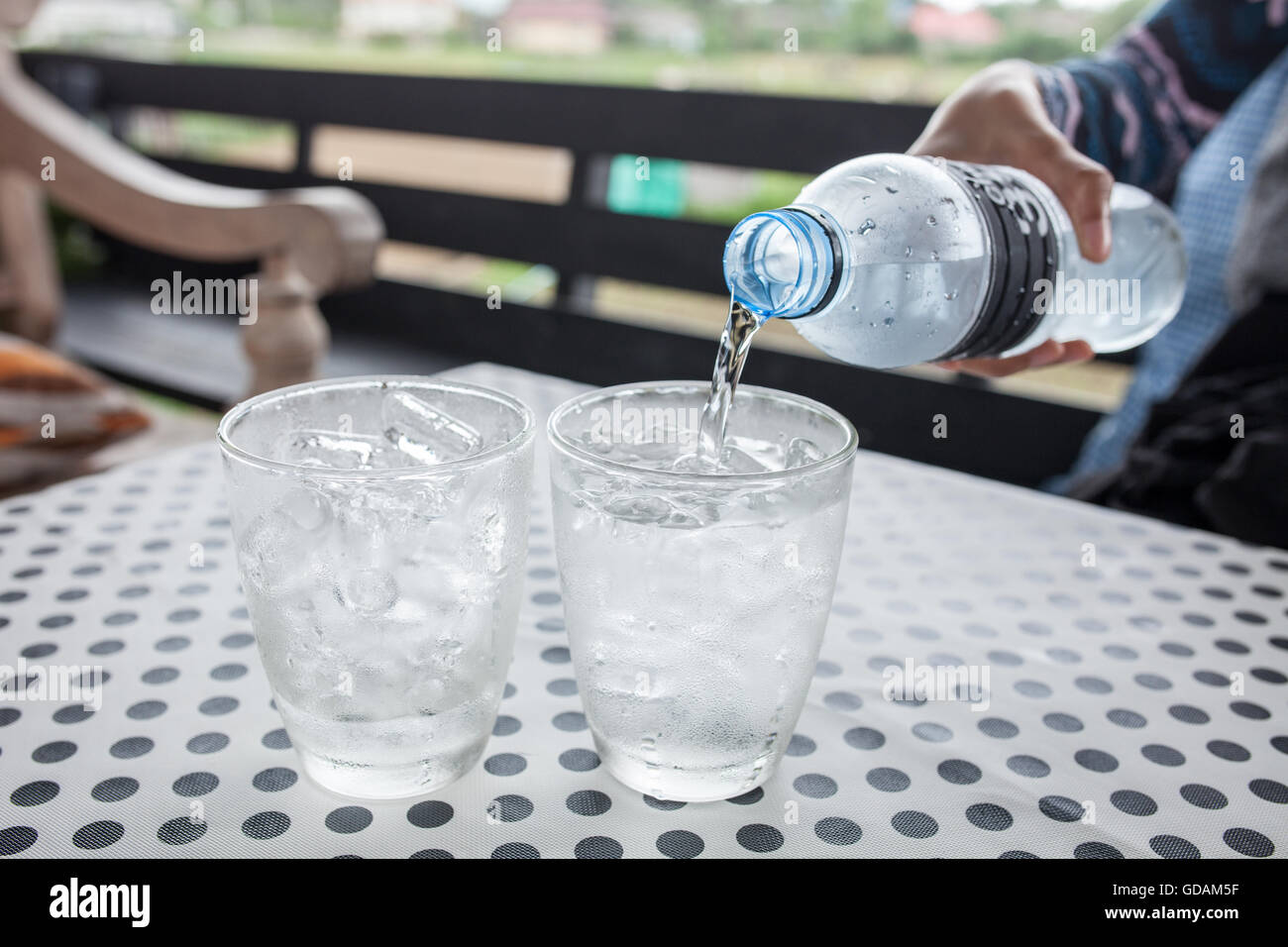 Gläser mit Eiswürfeln auf schwarzen Punkt Hintergrund Tisch. Stockfoto