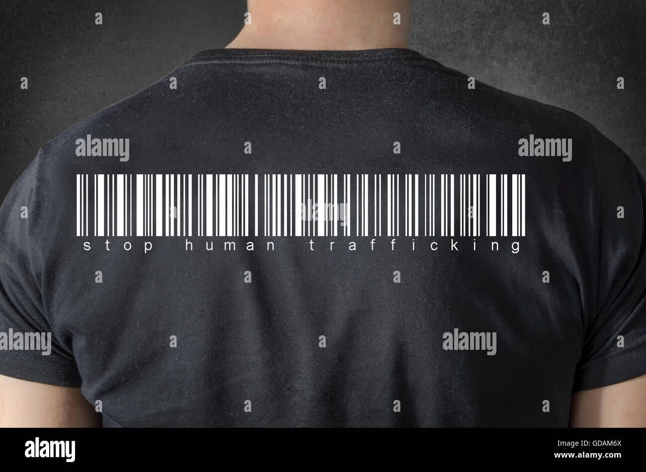 Stoppen Sie menschliche Menschenhandel Pünktchen und Barcode auf schwarzes T-shirt. Hinten Sie Ansicht von. Stockfoto