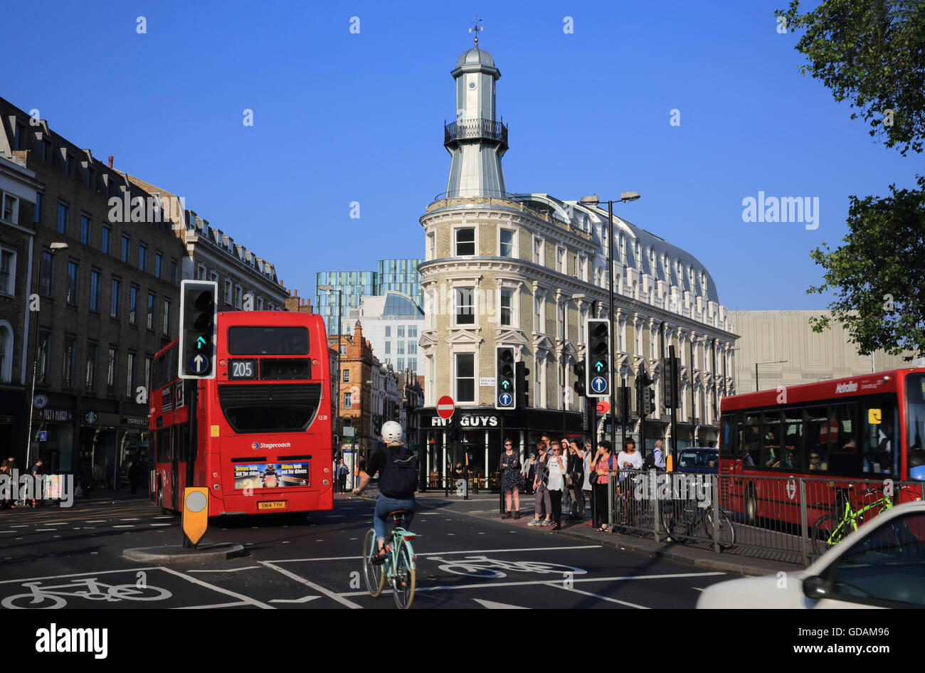 Die verkehrsreiche Kreuzung vor dem restaurierten Leuchtturm aufbauend auf Grays Inn Road, neben Bahnhof Kings Cross, London, UK Stockfoto