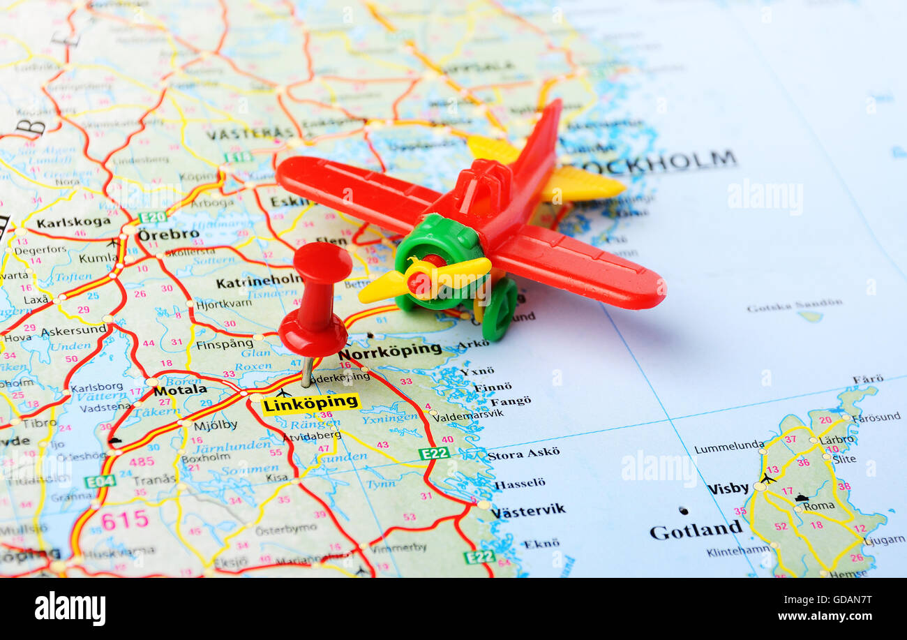 Nahaufnahme von Linköping, Schweden-Karte mit roten Stift und Flugzeug Spielzeug - Reisekonzept Stockfoto