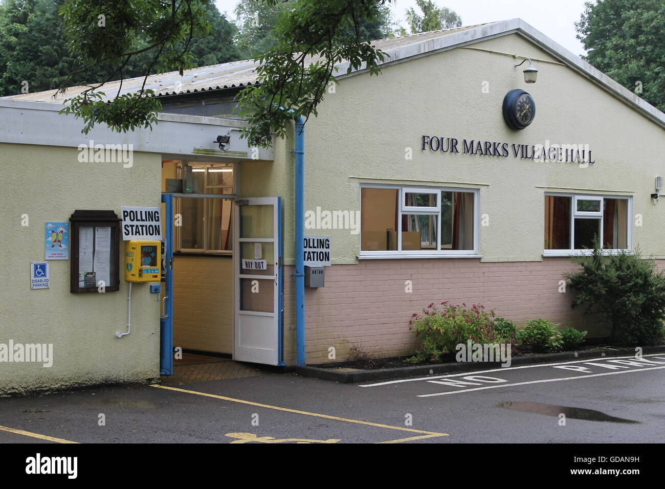 Polling-station, vier Marken Village Hall, Hampshire, Wahlen, Austritt Stockfoto
