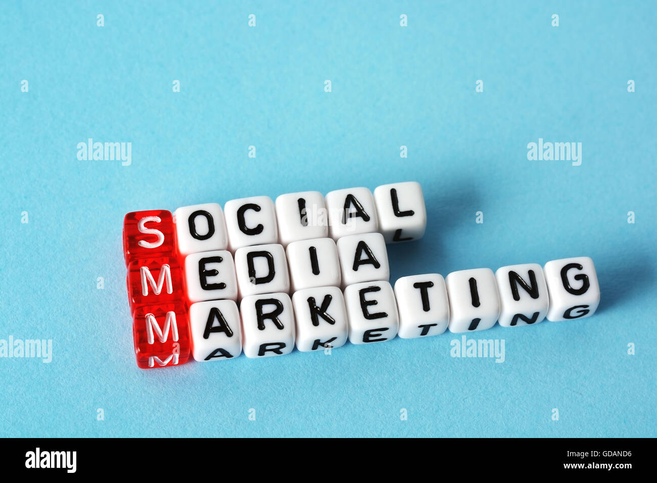 SMM Social Media Marketing Definition Abkürzung auf blau Stockfoto