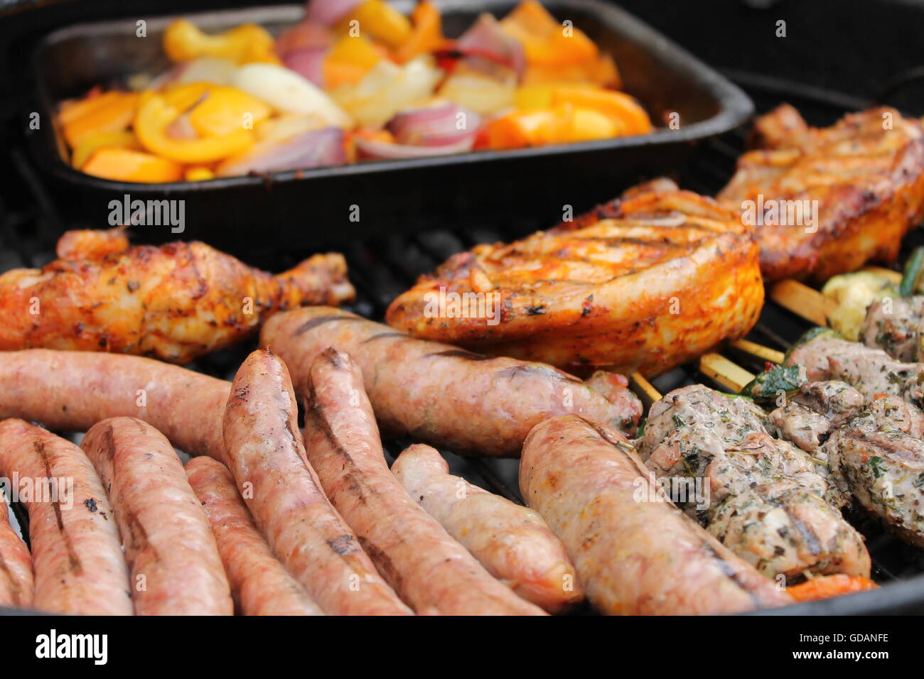 Barbecue, Grillen, Bbq, Sommer essen, Kochen im Freien, Flamegrilled, Hotdogs, Burger, gebratenes Gemüse, Sommerfest Stockfoto