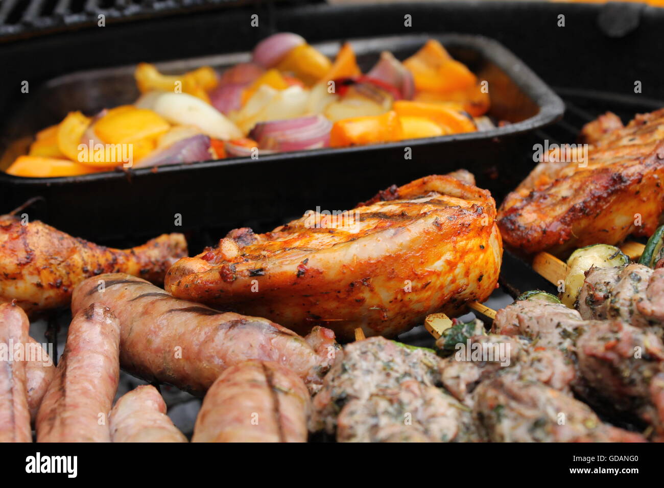 Barbecue, Grillen, Bbq, Sommer essen, Kochen im Freien, Flamegrilled, Hotdogs, Burger, gebratenes Gemüse, Sommerfest Stockfoto