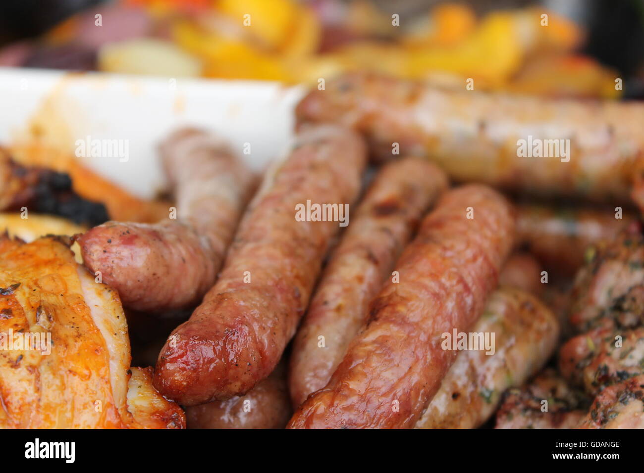 Barbecue, Grillen, Bbq, Sommer essen, Kochen im Freien, Flamegrilled, Hotdogs, Burger, gebratenes Gemüse, Sommerfest Stockfoto