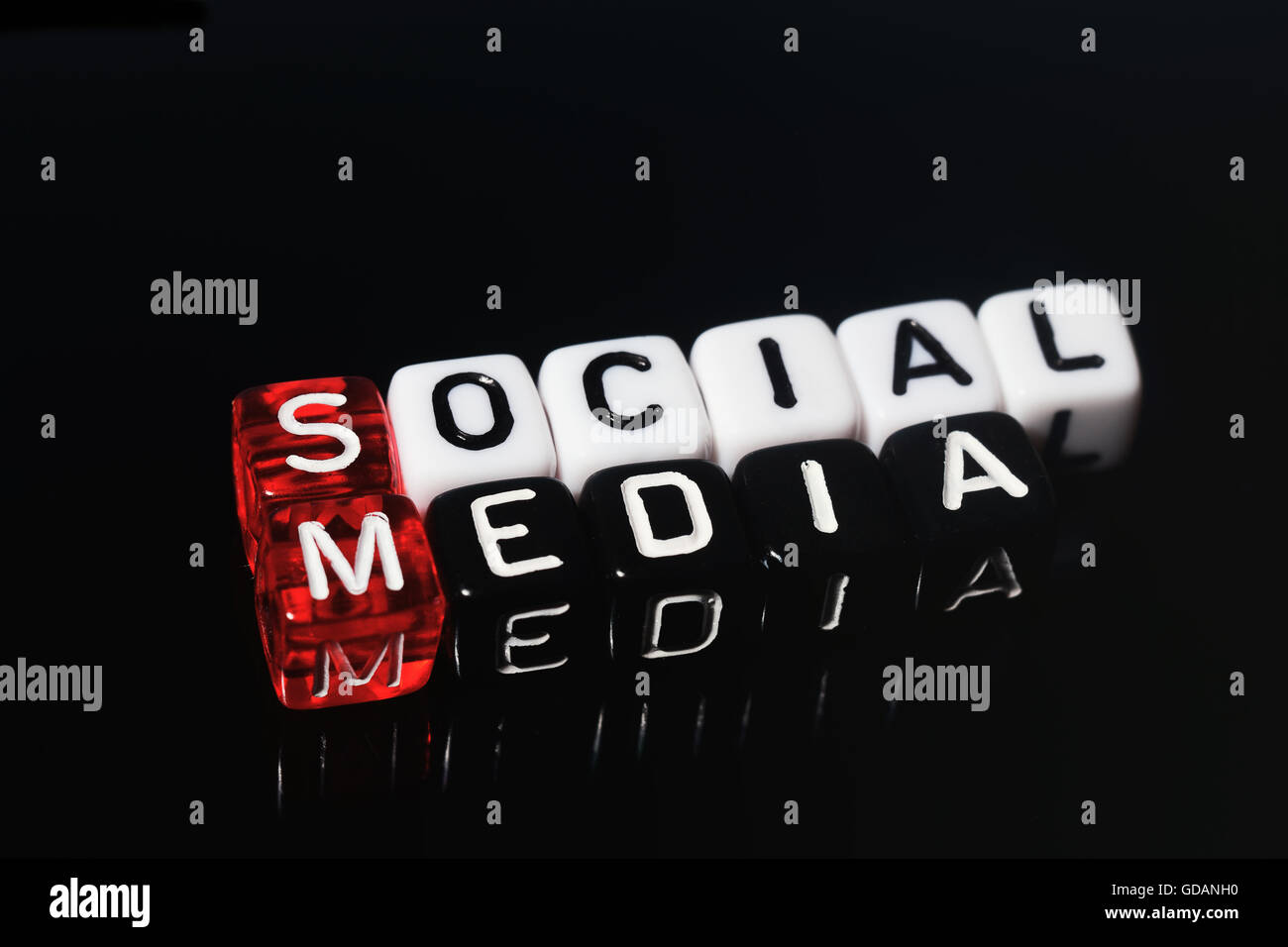 Social Media auf rote schwarze und weiße Würfel auf schwarzem Hintergrund Stockfoto