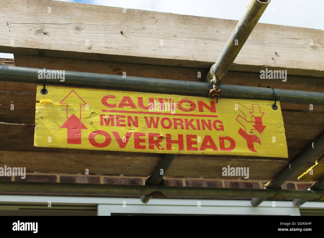 Gerüstbau Warnung Zeichen, Gefahr, Männer bei der Arbeit, Bau, Bauarbeiten, Solar-Panel Installation, vier Markierungen, Hampshire Stockfoto