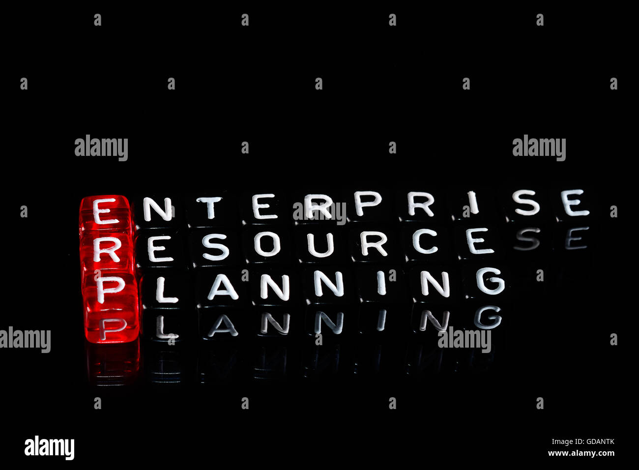 ERP-Enterprise Resource Planning geschrieben am schwarzen Würfel Stockfoto
