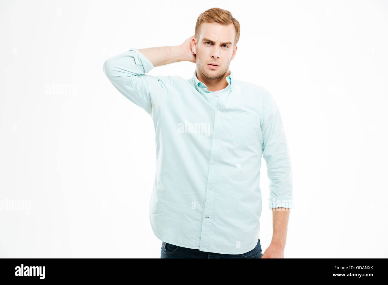 Nachdenklich hübscher junger Mann denken und kratzte sich am Kopf auf weißem Hintergrund Stockfoto