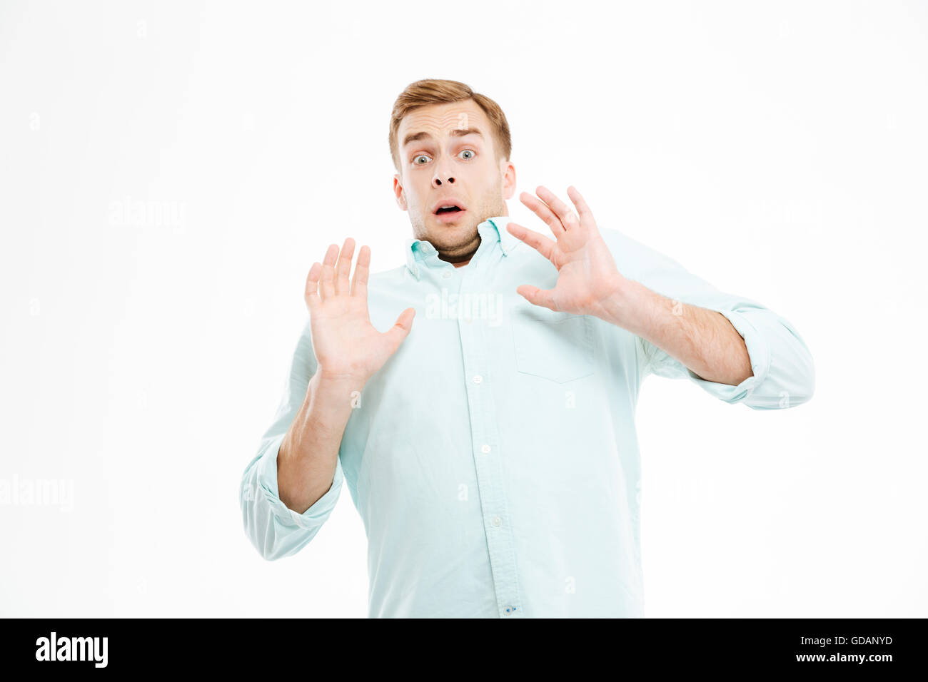 Angst, Angst jungen Mann Hand in Hand vor sich auf weißem Hintergrund Stockfoto