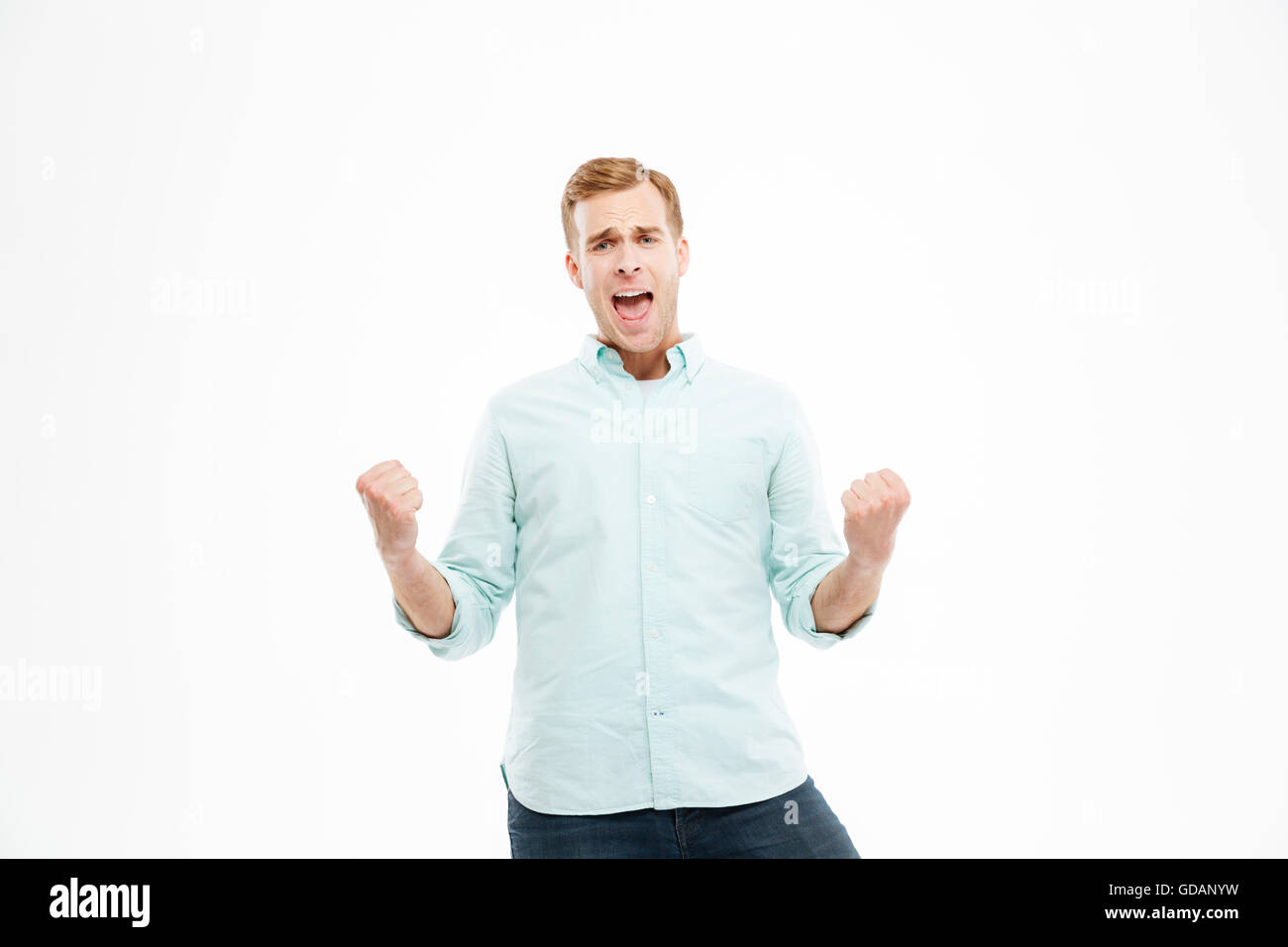 Happy begeistert jungen Mann stehen und feiern Erfolg über weißem Hintergrund Stockfoto