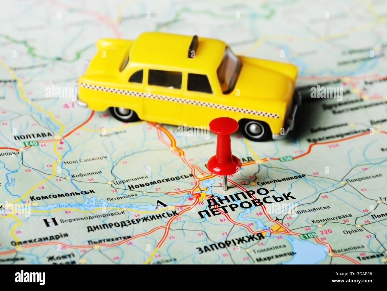 Nahaufnahme von Dnepropetrovsk, Ukraine, Karte mit roten Stift und ein Taxi-Spielzeug Stockfoto