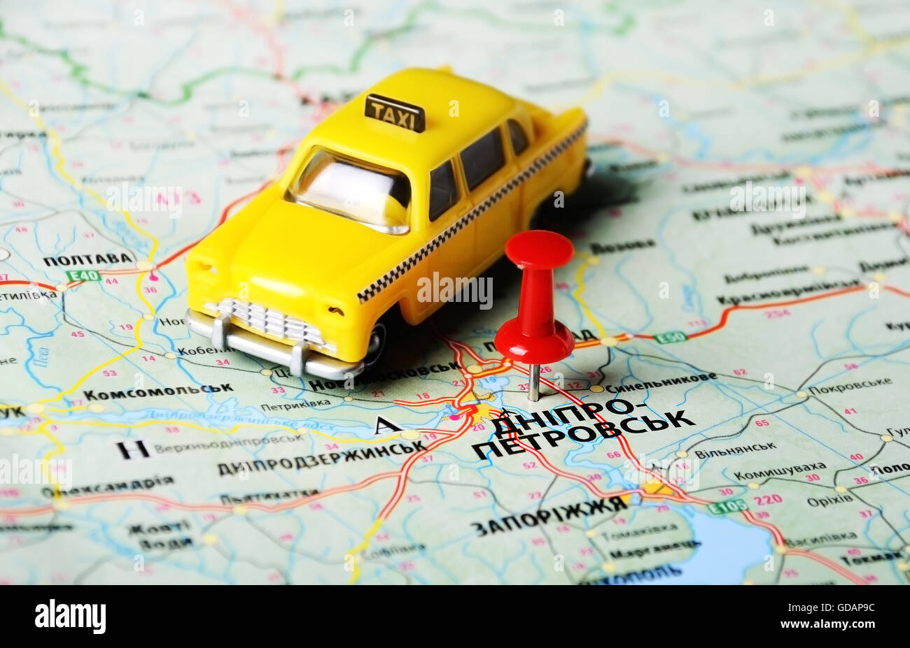 Nahaufnahme von Dnepropetrovsk, Ukraine, Karte mit roten Stift und ein Taxi-Spielzeug Stockfoto