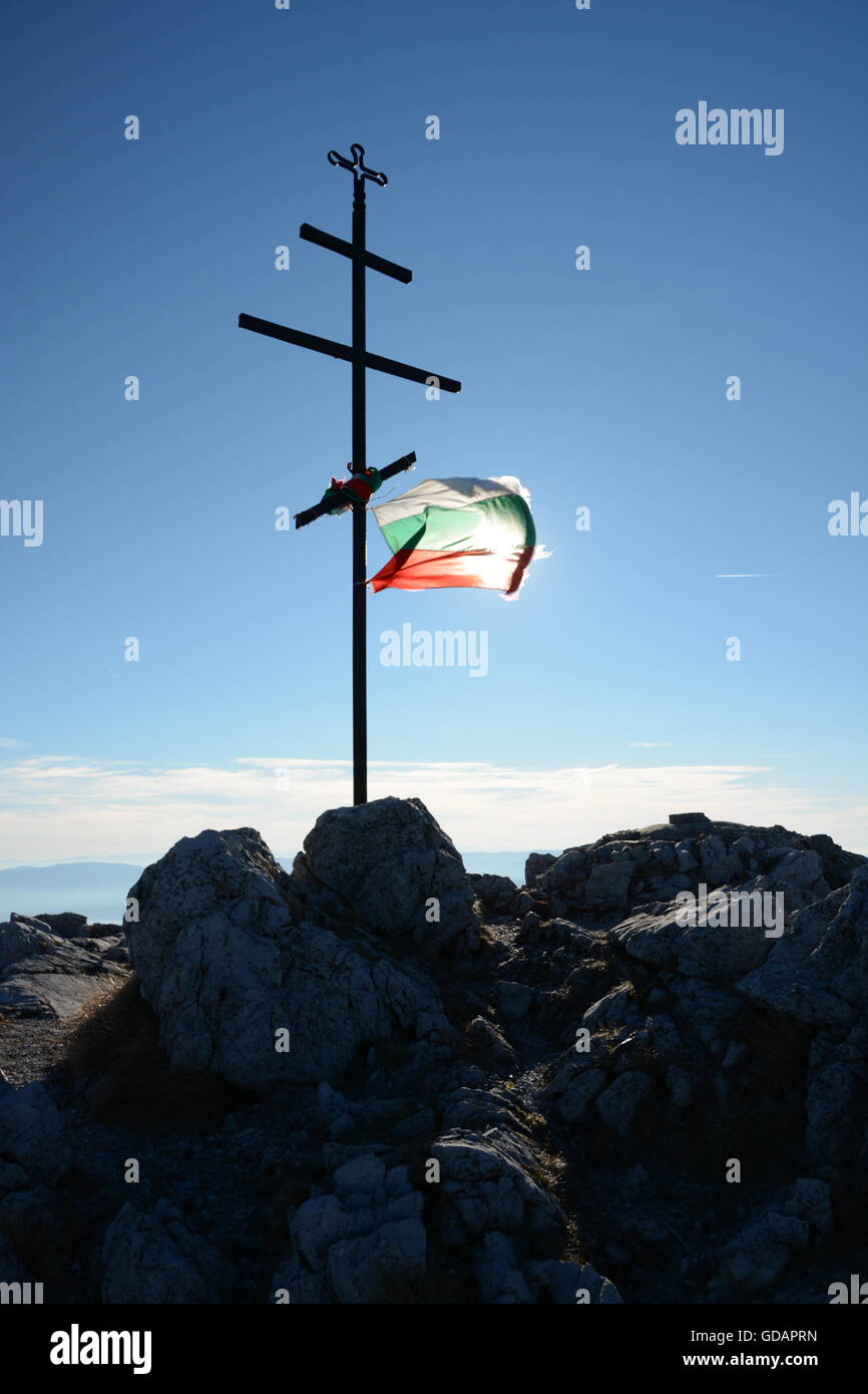 Bulgarische nationale Flagge gebunden an ein Kreuz am Berg Stockfoto