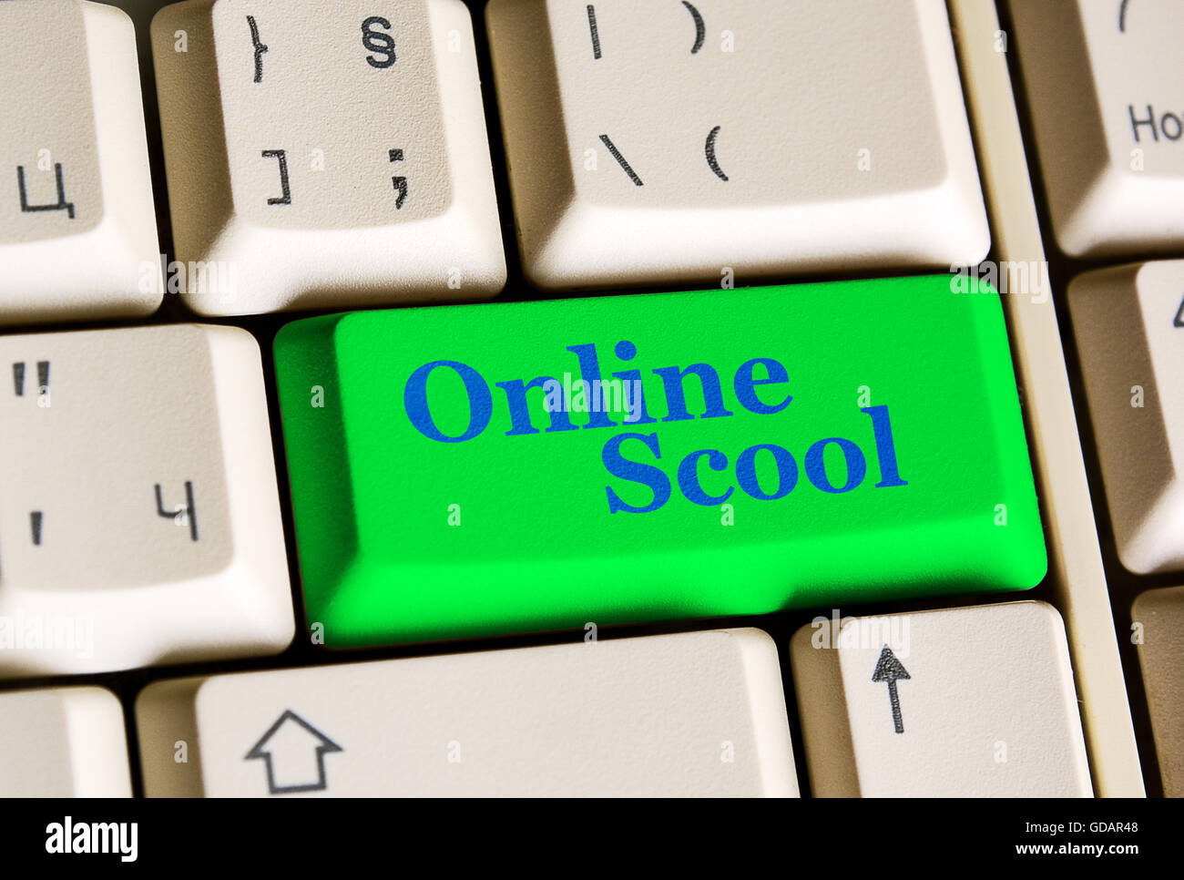 Bildungskonzept Online Scool auf grüne Taste. Stockfoto