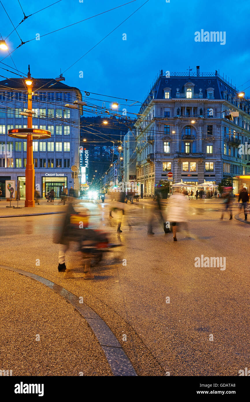 Biel, Biel, Kanton Bern, Schweiz, Stadt Europas, Stadt, Lichter, Verkehr, Dämmerung, Dämmerung, blaue Stunde, Autos, Automobile, real e Stockfoto