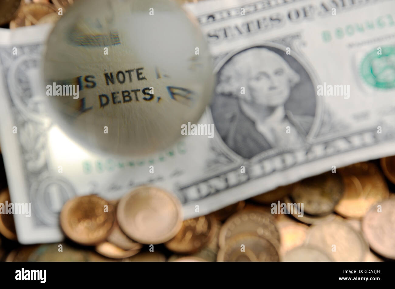 Glaskugel und Reflexion der Dollarnote - Hinweis Schulden im Fokus Stockfoto