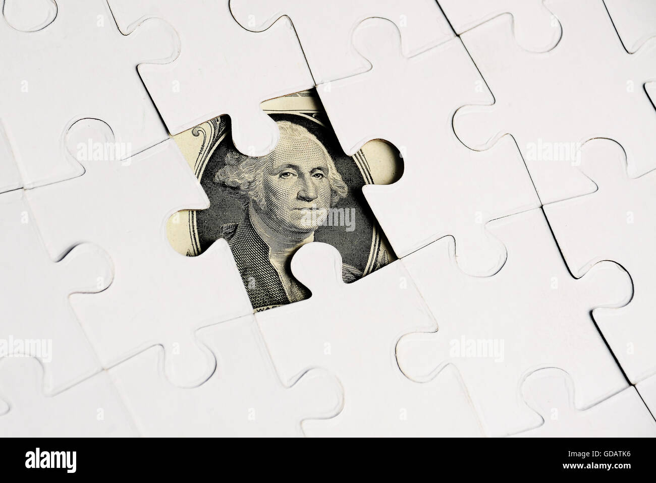 Dollar versteckt unter Puzzle, Geschäftskonzept, Lösung Stockfoto