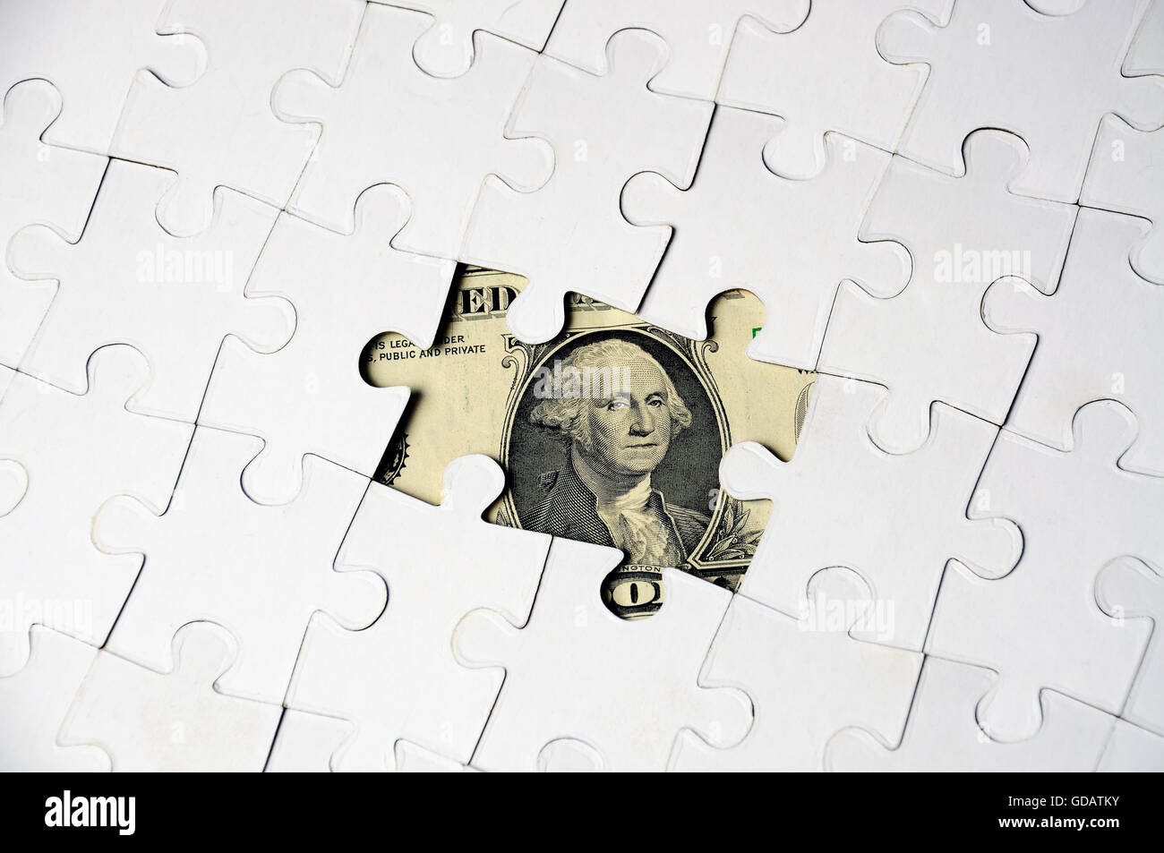 Dollar versteckt unter Puzzle, Geschäftskonzept, Lösung Stockfoto