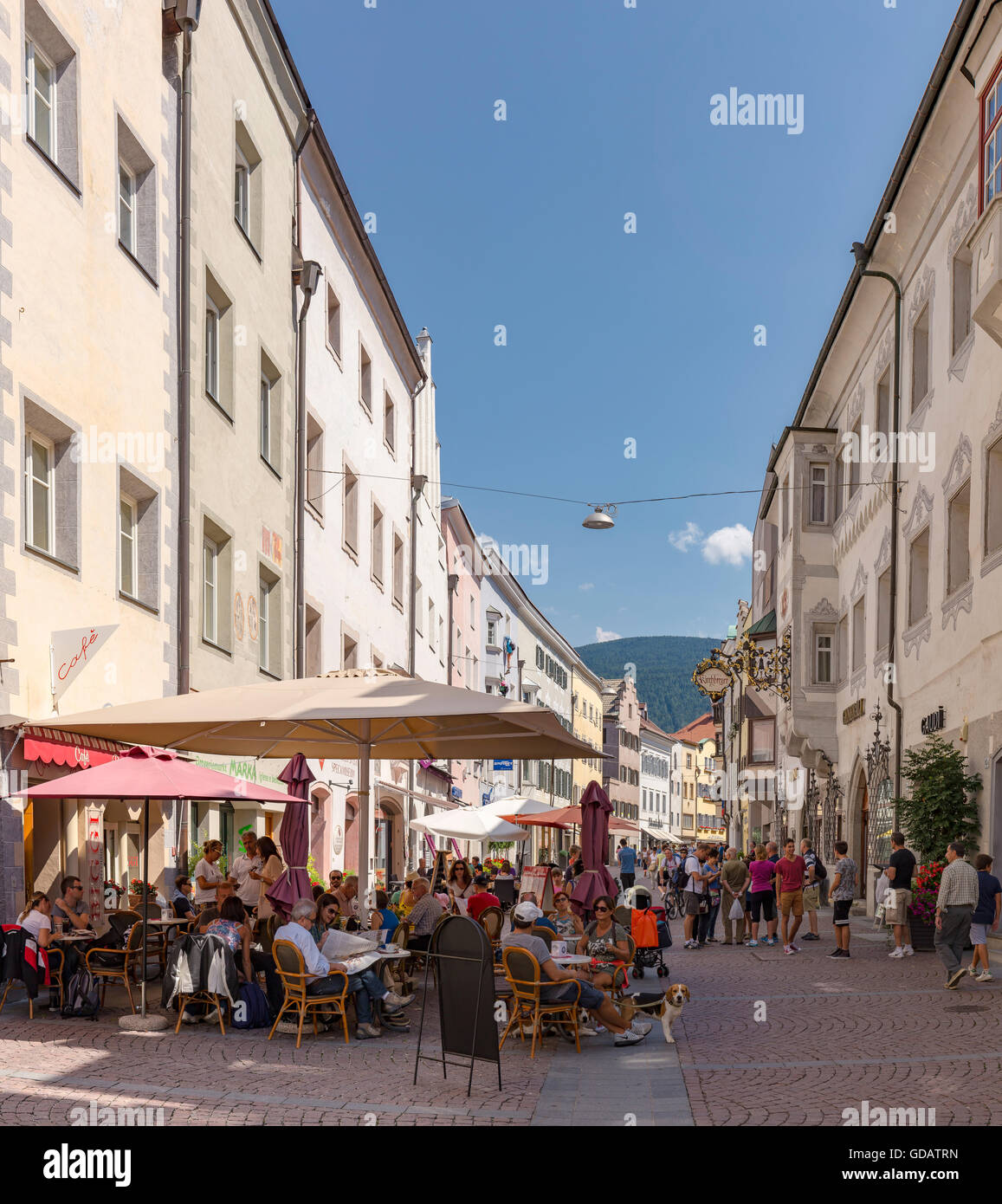 Bruneck, Brunico, Italia, Häuser entlang der Stadtgasse Stockfoto