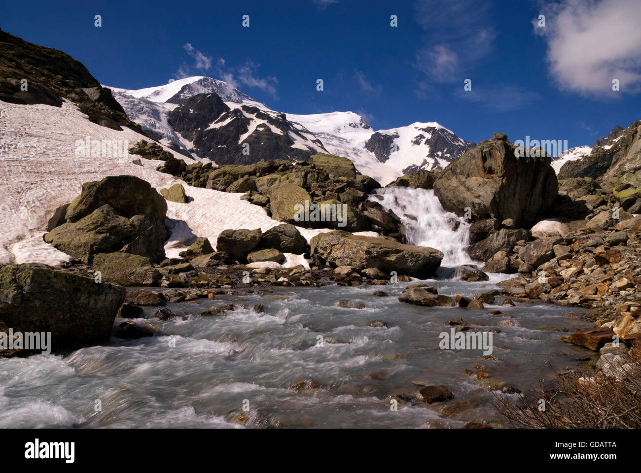 Steinwasser Bach am Sustenpass in der Schweiz Stockfoto