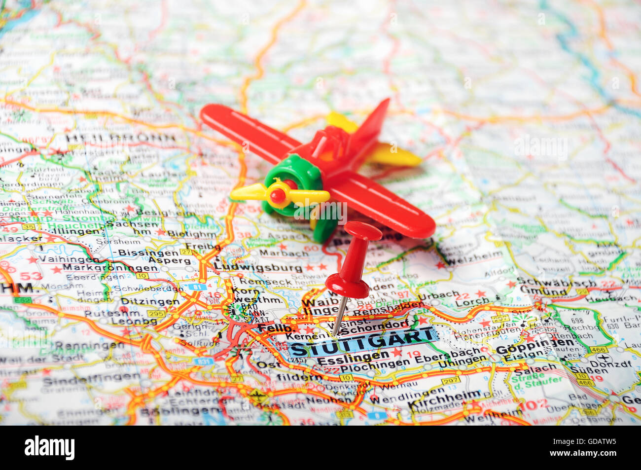 Nahaufnahme von Stuttgart Karte mit roten Stift und Flugzeug - Reisekonzept Stockfoto
