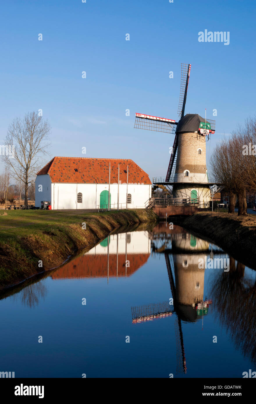 Die Kildonkse Mühle am Fluss Brabantse Aa in der Nähe von Modefotografin in der niederländischen Provinz Noord-Brabant Stockfoto