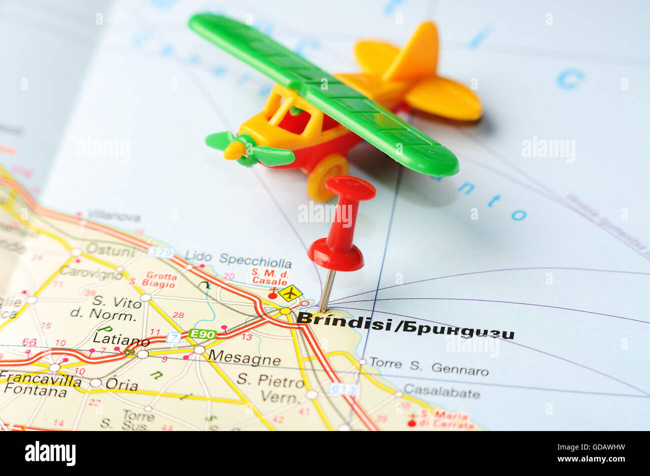 Nahaufnahme von Brindisi, Italien-Karte mit roten Stift und Flugzeug - Reisekonzept Stockfoto