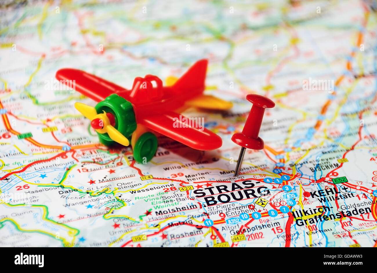 Rote Stecknadel zeigt sich Straßburg, Belgien Karte und Flugzeug Stockfoto