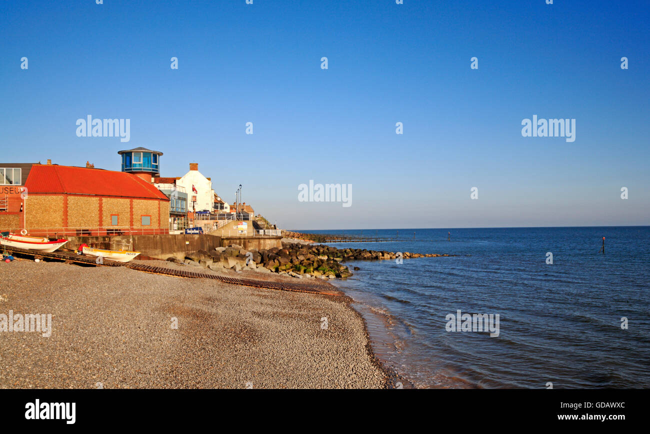 Ein Blick auf den Strand bei Hochwasser am östlichen Ende von Sheringham, Norfolk, England, Vereinigtes Königreich. Stockfoto