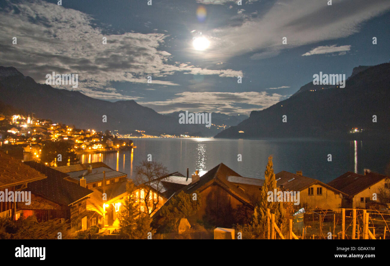 Vollmond über dem Brienzersee, Schweiz Stockfoto