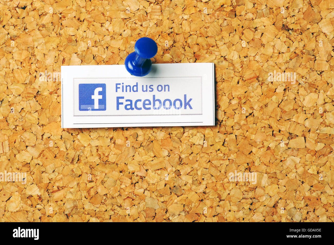 Gabrovo, Bulgarien - 11. Juni 2014. Finde uns auf Facebook, auf Papier an einem Kork-Pinnwand angeheftet Stockfoto