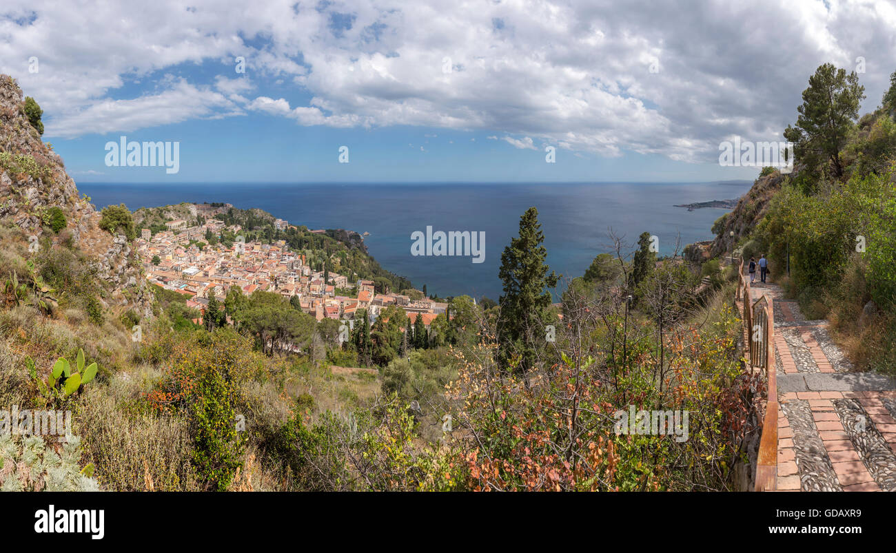 Fußweg zum Schloss, Blick auf das Meer, Dorf und antike Theater Stockfoto