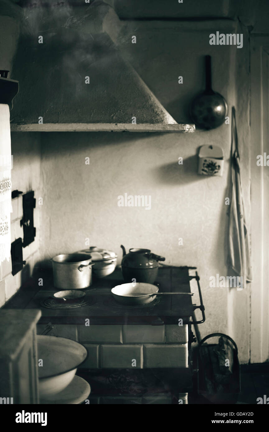 Töpfe auf dem Herd in einer alten Küche Stockfoto
