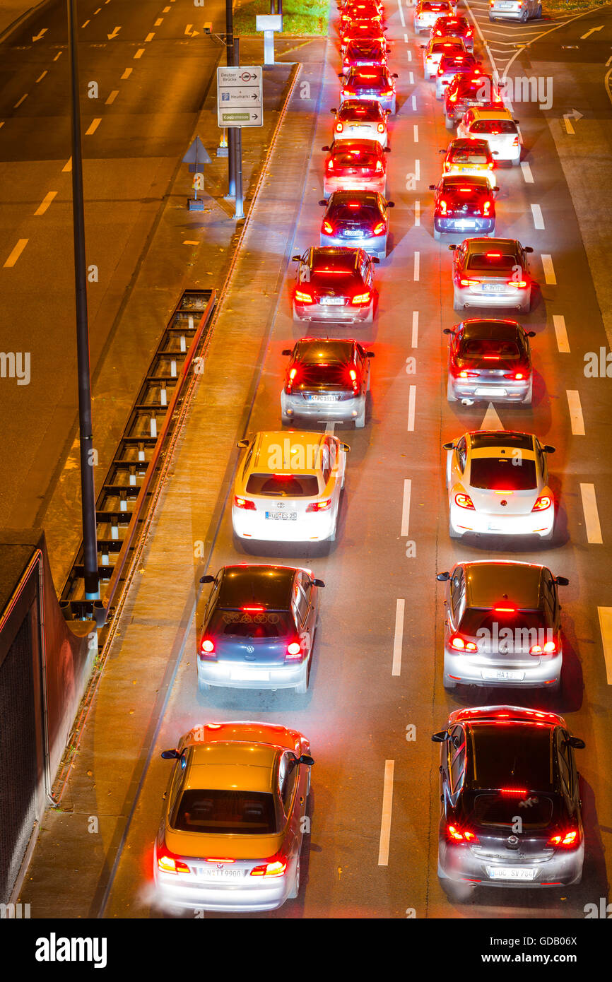 Autos, Autos, Verkehr, Unschärfe, Rush Hour, Bremsleuchten, Deutschland, Europa, Autos, Köln, Nacht, North Rhine-Westphalia, Stockfoto