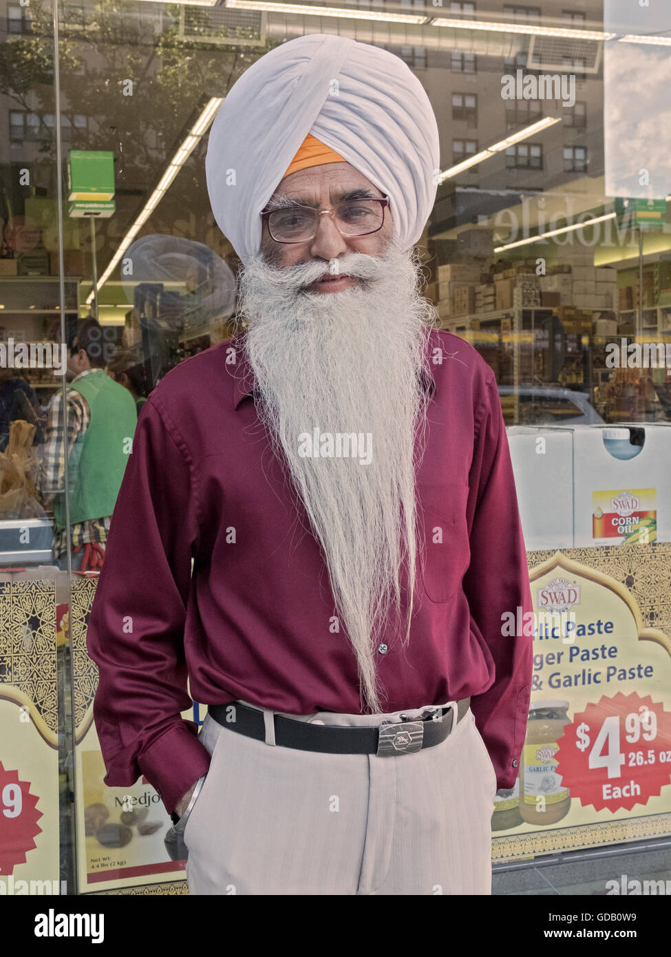 Ein Punjabi Indischer Mann mit Turban und langen, weißen Bart auf 74th Street in Jackson Heights, Queens, New York Stockfoto