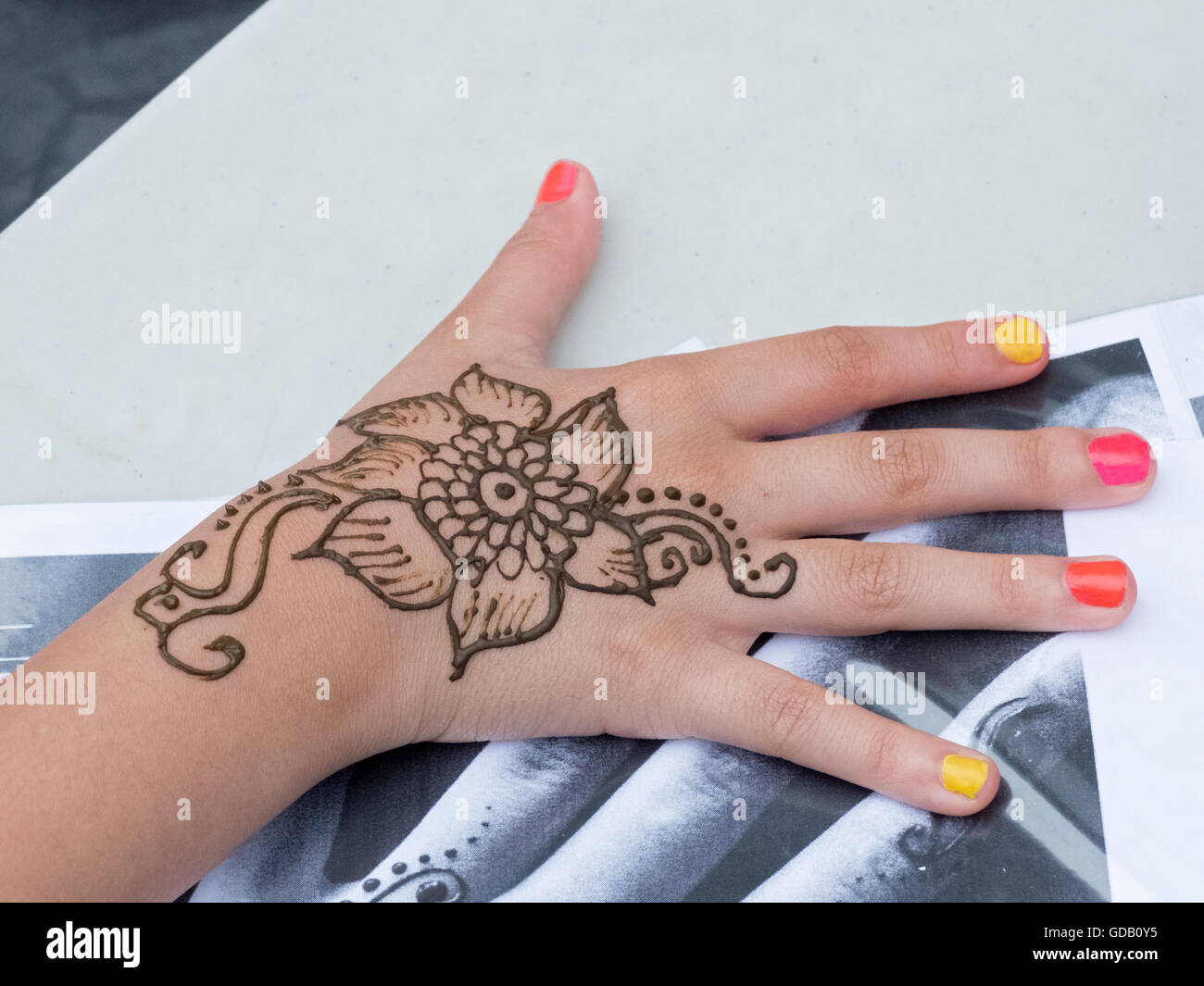 Nahaufnahme des bengalischen Teenager Henna Hand Dekorationen für den Eid Al Fitr Festival. In Jackson Heights, Queens, New York. Stockfoto