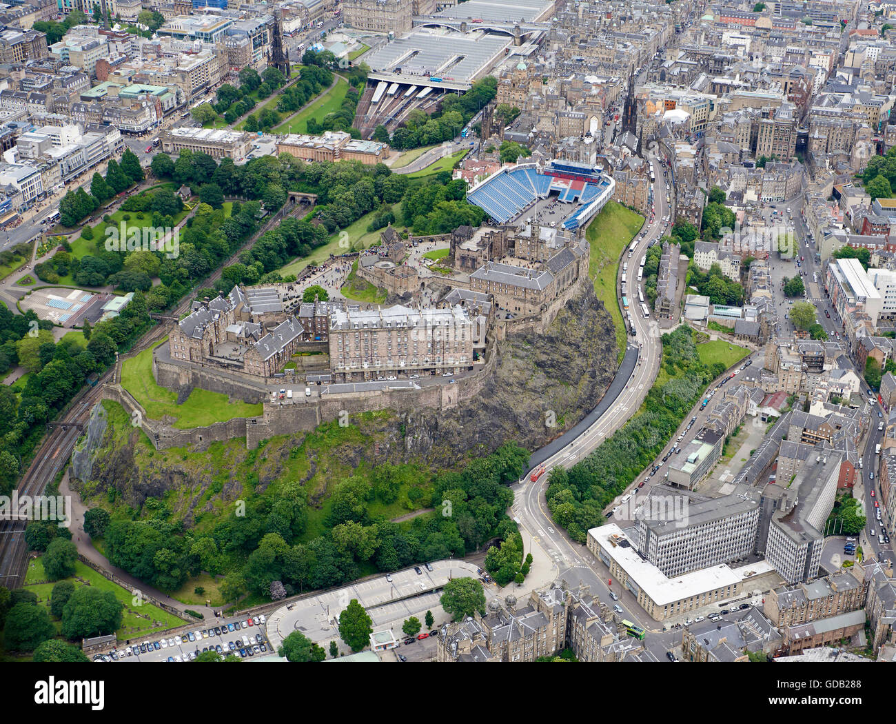 Edinburgh Castle & Stadtzentrum aus der Luft, mit Blick auf die Altstadt und Grass Markt, Central Scotland, UK Stockfoto