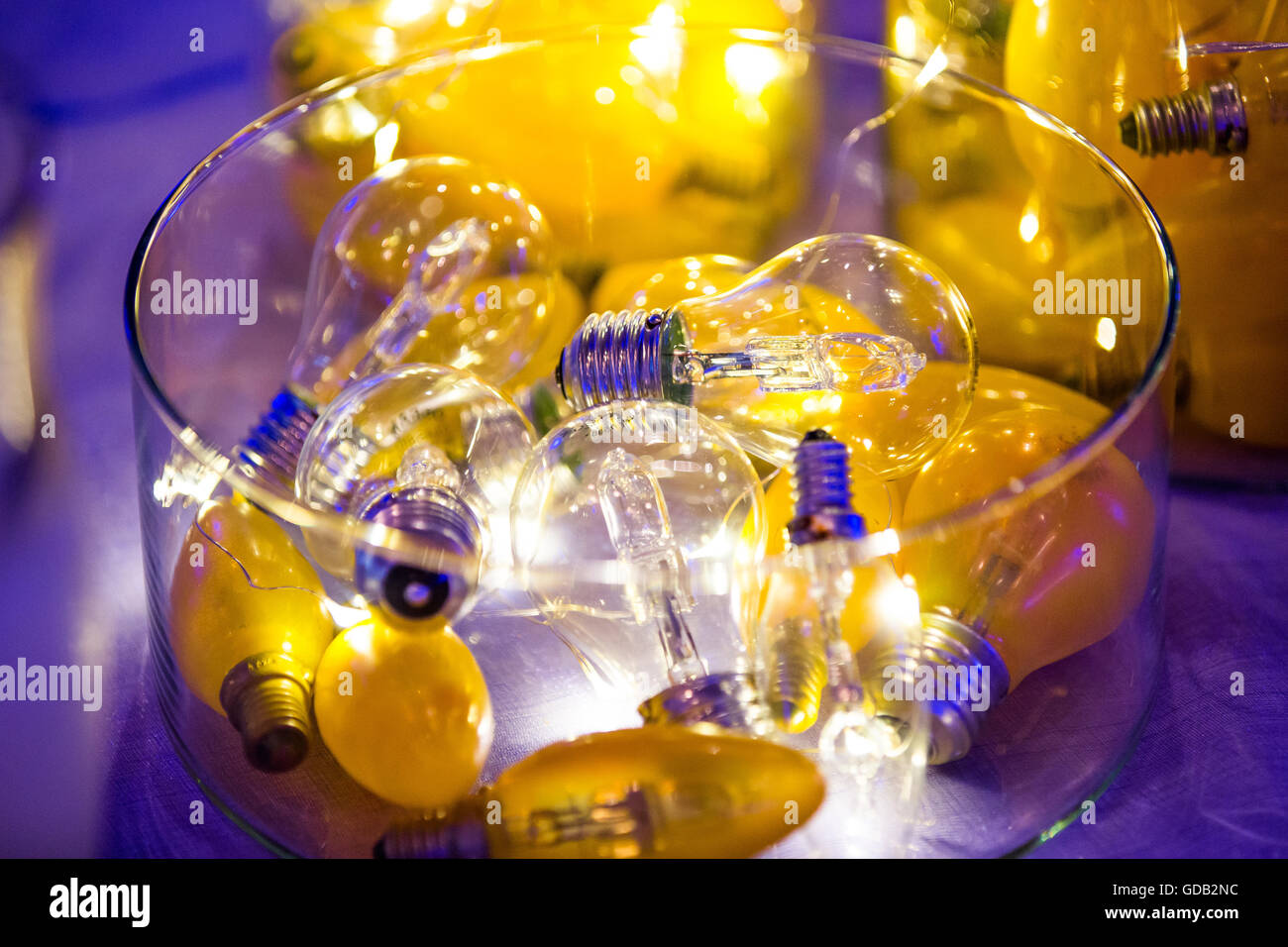 Dekorative Glühbirnen in einer vase Stockfoto