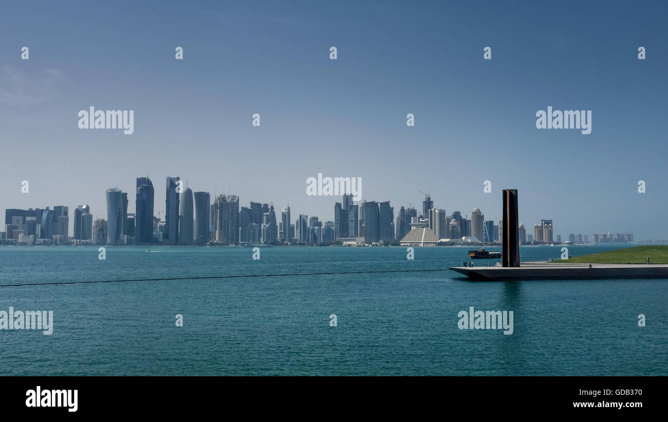 Serras "7" Skulptur mit Doha West Bay im Hintergrund. Stockfoto