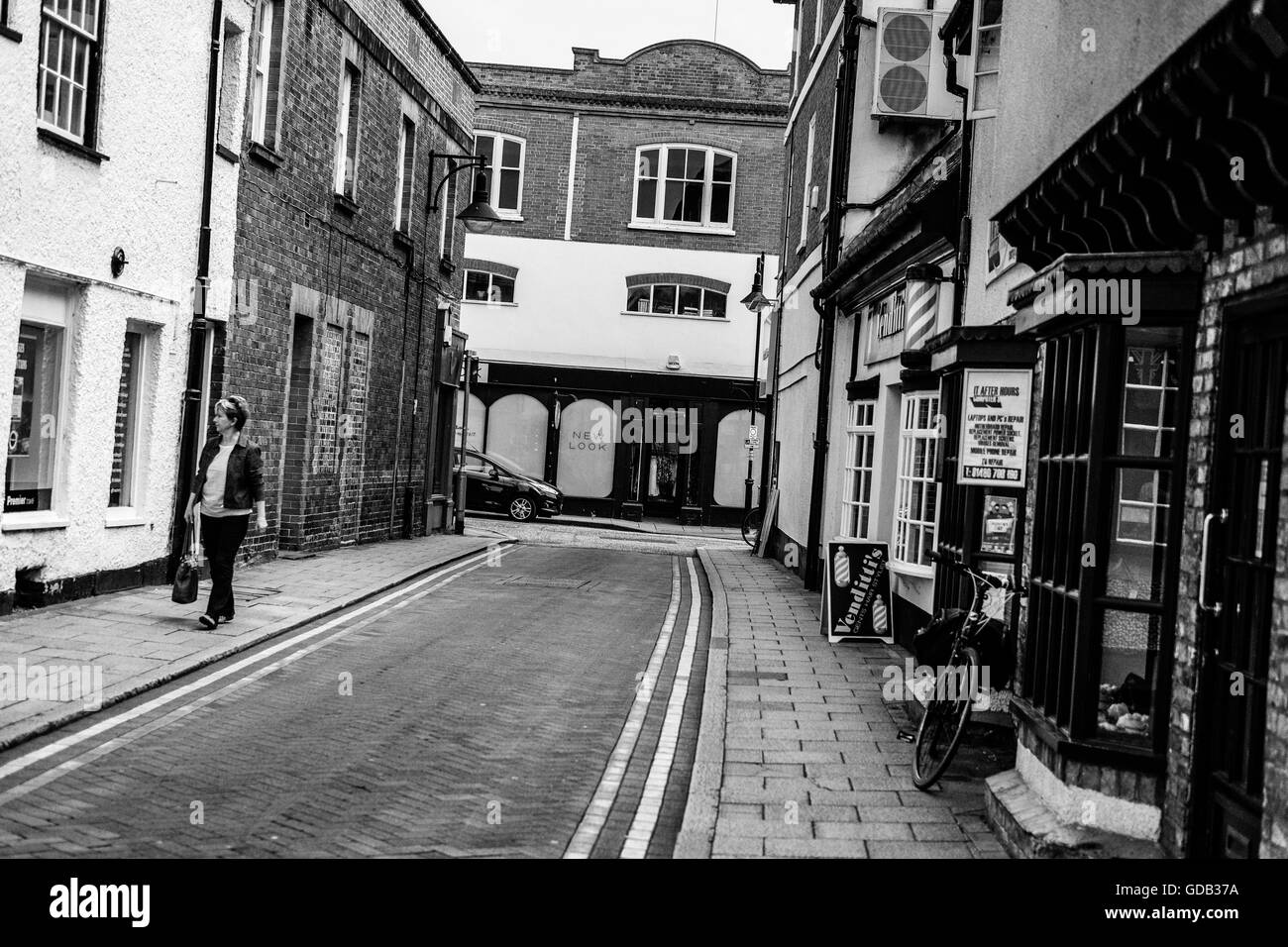 Abstrakte Sicht auf eine englische Marktstadt Seitenstraße zeigen verschiedene kleine Geschäfte und Unternehmen. Stockfoto