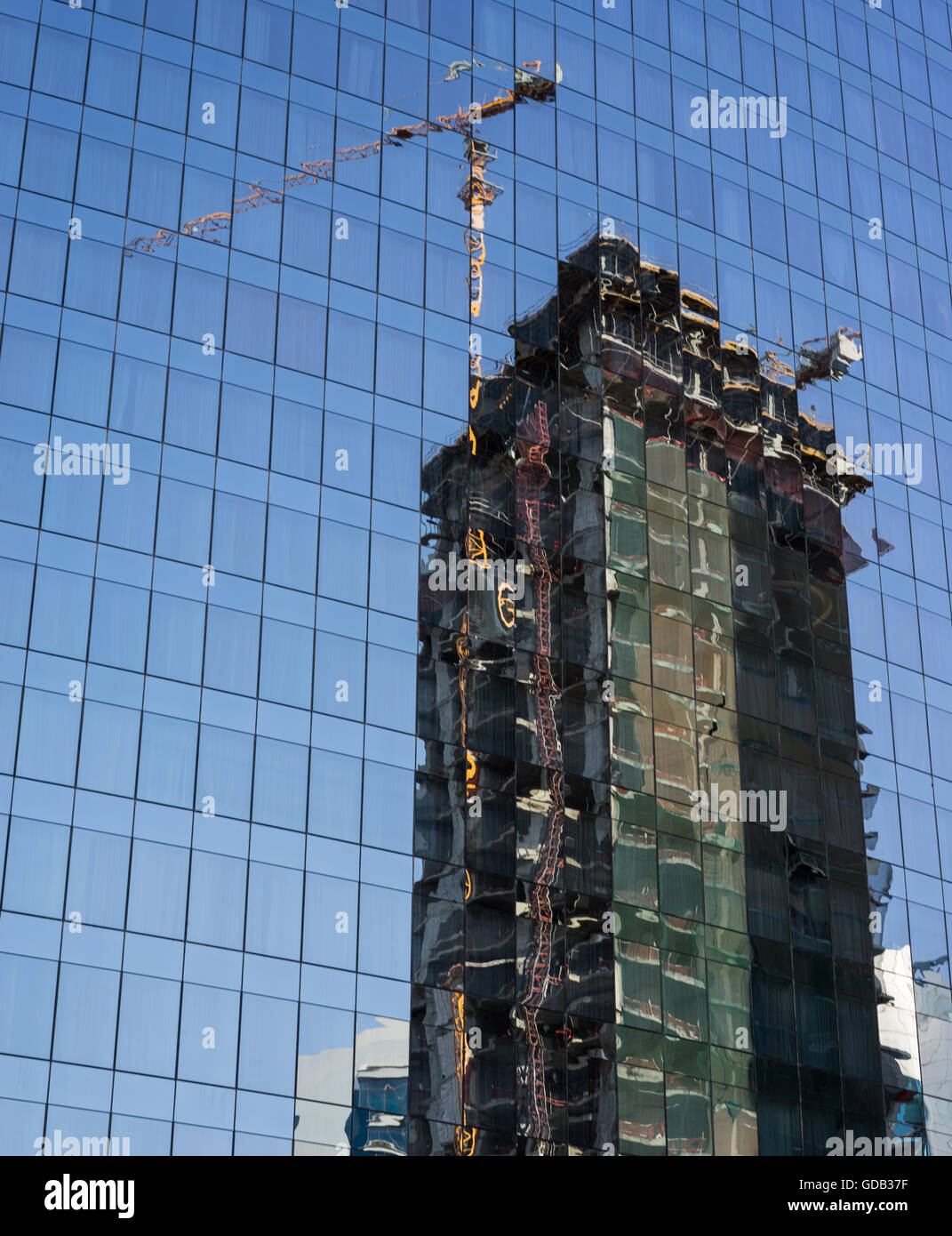 Gebäude unter Bau Refelected in einem Hochhaus, West Bay, Doha. Stockfoto