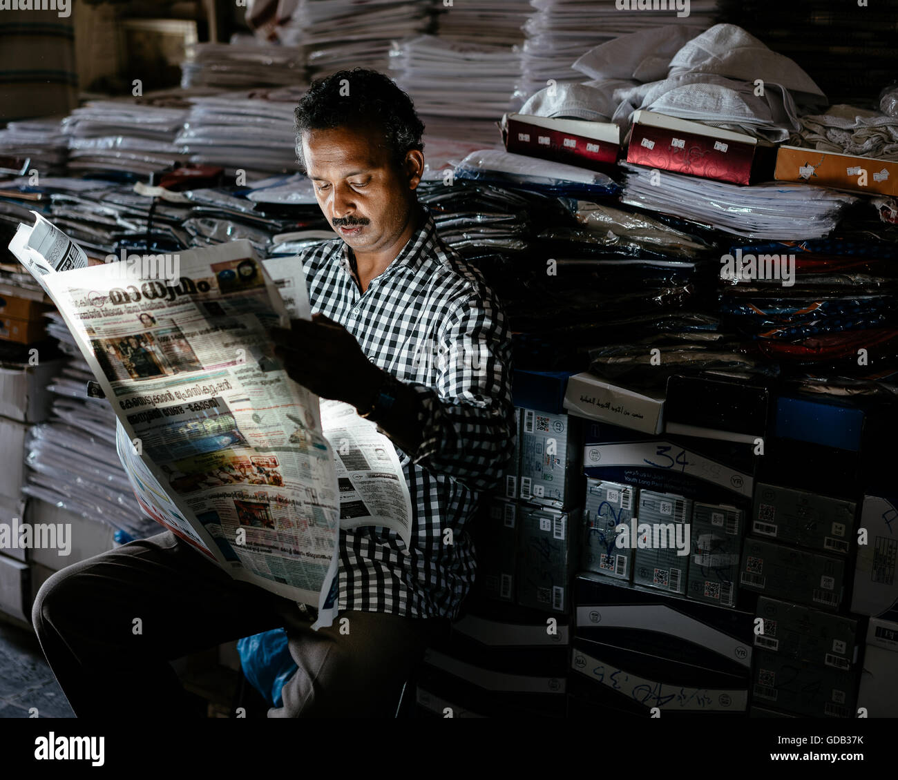 Händler holt die Nachrichten im Souq Waqif, Katar, Doha. Stockfoto