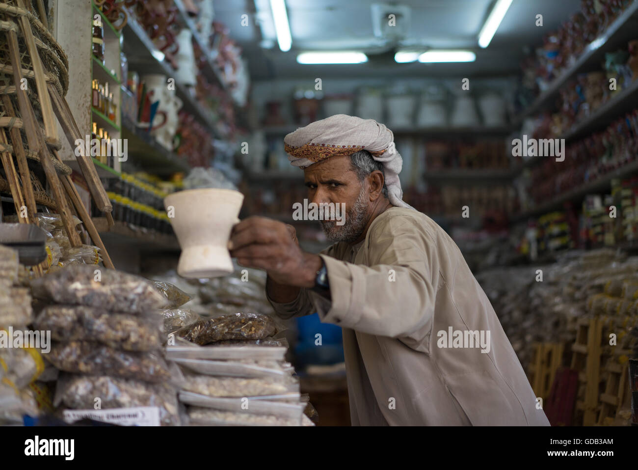 Weihrauch-Brenner zum Verkauf im Souq Muttrah, Muscat, Oman. Stockfoto
